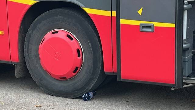 Bild Busreifen fährt über Wasserflasche