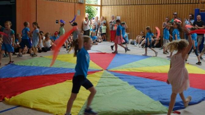 Bild Schulfest 2024 Schwungtuchtanz