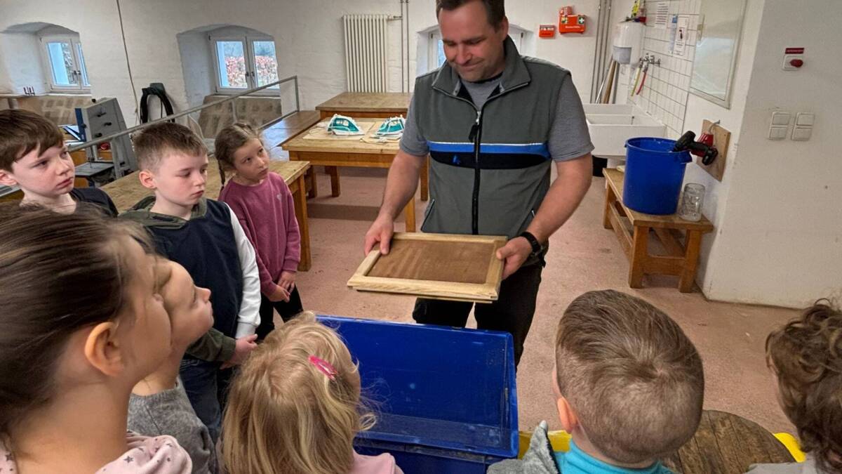 Bild Papierschöpfen 2025